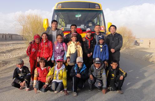 “開往春天的校車”公益活動首批捐贈校車到達塔縣（圖）