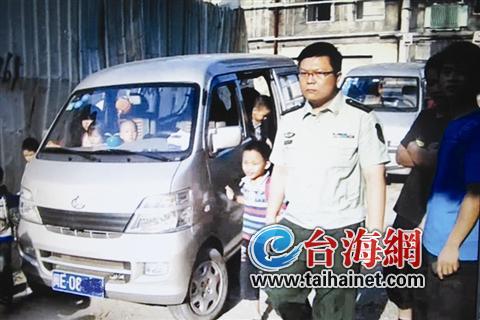 廈門一10座的“校車”竟然擠了42個(gè)人 廈門一10座的“校車”竟然擠了42個(gè)人