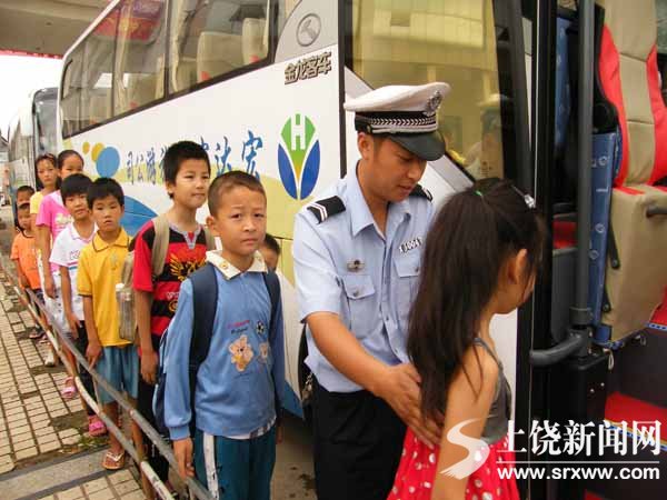 余干的校車“乘警” 余干的校車“乘警”
