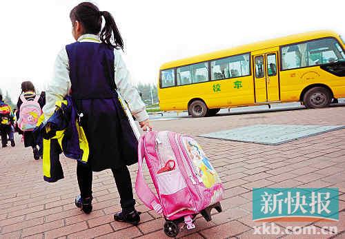 人販子假扮校車司機(jī)  開進(jìn)小區(qū)接孩子