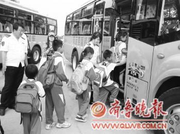 大鼻子校車開進山溝(圖) 大鼻子校車開進山溝(圖)