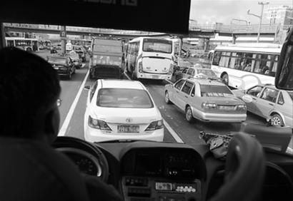 與校車搶道多發生 校車優先如何保障？