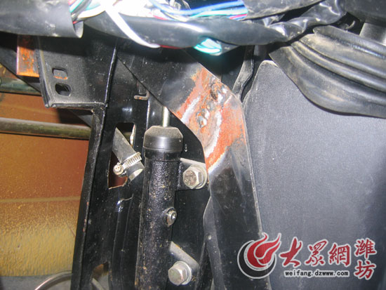 揚子校車遭遇質量門 新換校車又現發動機漏油(圖)