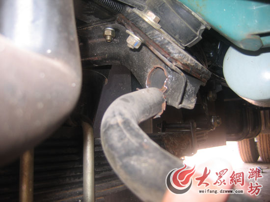 揚子校車遭遇質量門 新換校車又現發動機漏油(圖)