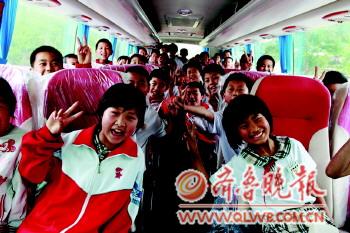 諸城山村小學收到兩輛校車/ 諸城山村小學收到兩輛校車