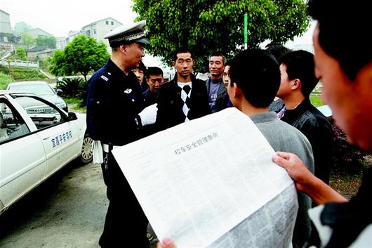 《校車安全管理?xiàng)l例》進(jìn)駕校 《校車安全管理?xiàng)l例》進(jìn)駕校