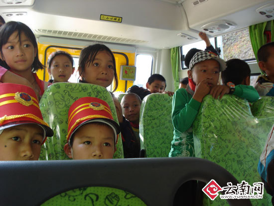鎮沅縣九甲鎮中心小學迎來第一輛專用校車