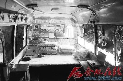 廢舊校車被改造成房屋 一家四口蝸居兩年(圖) 廢舊校車被改造成房屋 一家四口蝸居兩年(圖)