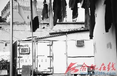 廢舊校車被改造成房屋 一家四口蝸居兩年(圖) 廢舊校車被改造成房屋 一家四口蝸居兩年(圖)