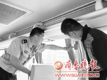 校車“查體”(圖)