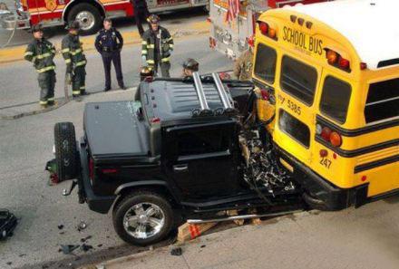 從悍馬撞美國校車 看河南校車起火的悲劇 從悍馬撞美國校車 看河南校車起火的悲劇