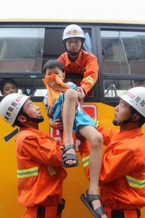 校車逃生演練（圖）