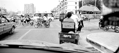 老年代步車充當校車 速度堪比汽車 老年代步車充當校車 速度堪比汽車