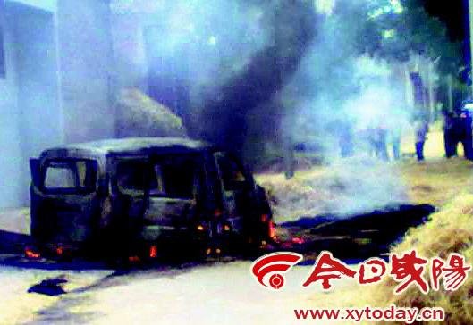 乾縣又一校車發生自燃（圖）