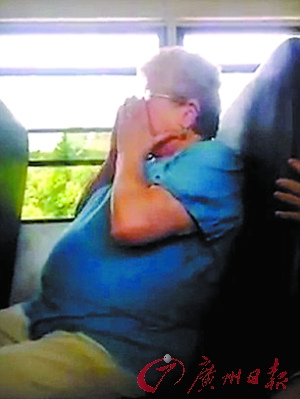 美國68歲校車導護員受學生惡語欺凌激民憤(圖)