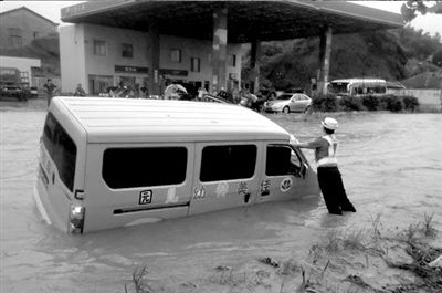 女交警雨中撐側傾校車 受訪稱不應突出個人（圖）