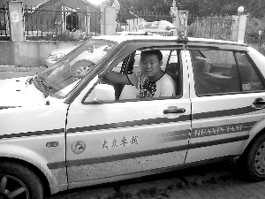 一名武警、一名的哥飛速將傷者送往醫(yī)院(圖) 一名武警、一名的哥飛速將傷者送往醫(yī)院(圖)