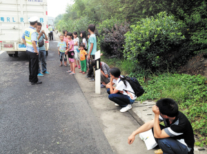 高速公路小型貨車變“校車”