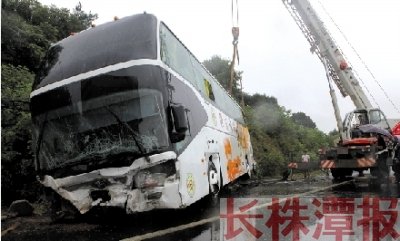 大客車高速路側(cè)翻59名師生被困 近50米護欄撞毀(圖)