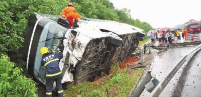 大客車高速路側(cè)翻59名師生被困 近50米護欄撞毀(圖)