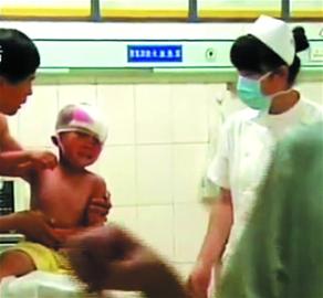 山東即墨幼兒園黑校車急轉(zhuǎn)彎側(cè)翻 兩名幼兒重傷(圖)