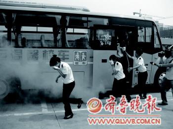 趁著學(xué)生放暑假“大鼻子”忙演練