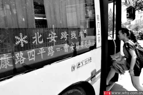 同濟(jì)學(xué)生急了：校車不讓上公交再取消我們該咋辦？