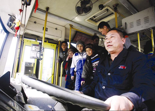 “愛心校車”司機谷祥峰