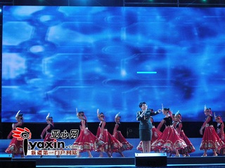 烏蘇舉辦“校車公益行動”慈善晚會 劉媛媛任代言人(組圖) 烏蘇舉辦“校車公益行動”慈善晚會 劉媛媛任代言人(組圖)