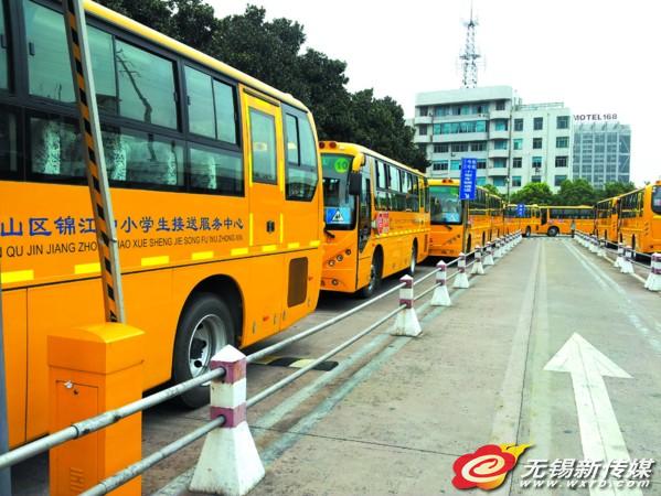 無(wú)錫:校車檢測(cè)格外精細(xì)(圖) 無(wú)錫:校車檢測(cè)格外精細(xì)(圖)