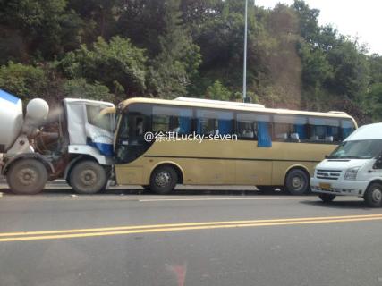 旅順南路三車相撞 客車司機被消防救出(圖) 旅順南路三車相撞 客車司機被消防救出(圖)