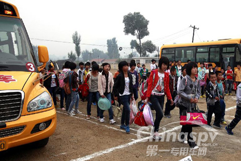 秦皇島山村學童開學坐上新校車（圖）