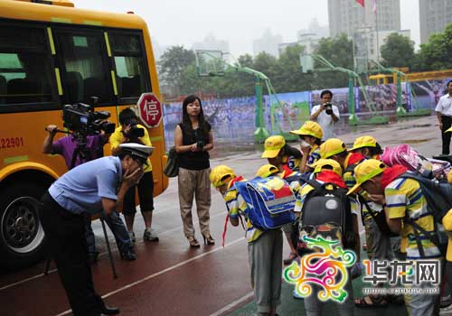 開學第一課 交巡警教小學生校車逃生技巧(圖)