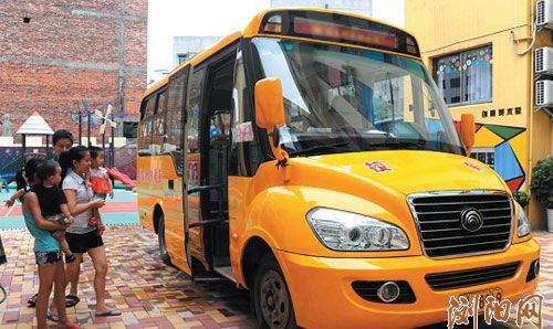 新學期,瀏陽增加30臺“牛鼻子”校車(圖) 新學期,瀏陽增加30臺“牛鼻子”校車(圖)