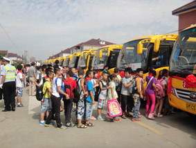 9月1日興化市戴南鎮啟用16輛國標校車