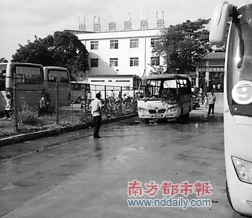 學校門前燒校車(圖) 學校門前燒校車(圖)