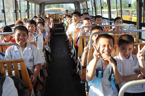 山東鄒平實(shí)現(xiàn)農(nóng)村小學(xué)生免費(fèi)乘校車(chē)(圖)