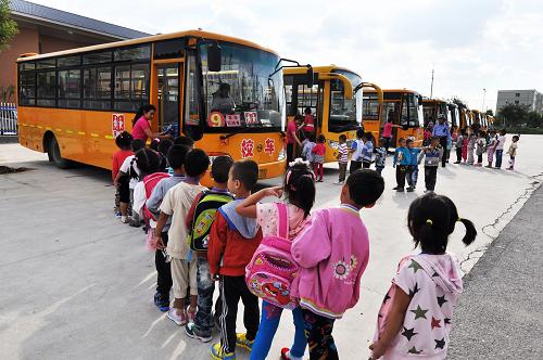 山東鄒平實(shí)現(xiàn)農(nóng)村小學(xué)生免費(fèi)乘校車(chē)(圖)