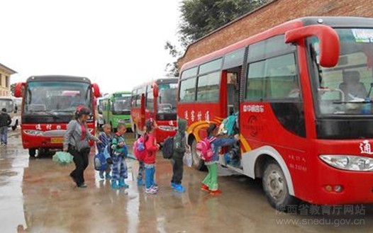 扶風(fēng)縣加強管理確保校車運行平安(圖)