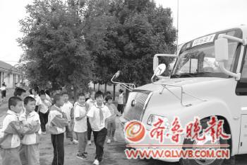 坐著校車去上學(xué)(圖) 坐著校車去上學(xué)(圖)