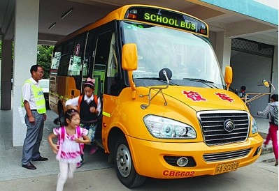 南京“大鼻子”校車 司機(jī)駕齡17年