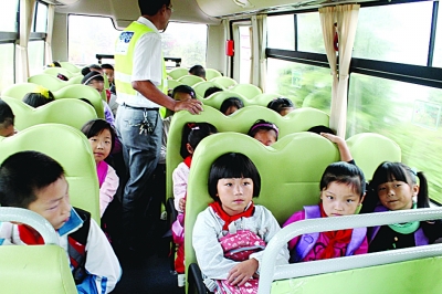 南京“大鼻子”校車 司機(jī)駕齡17年