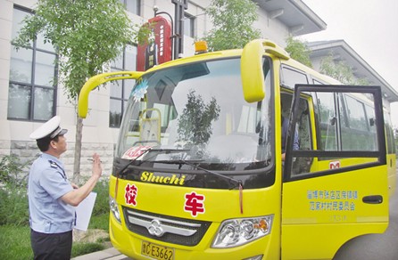 張店交警集中檢驗111臺專用校車 (圖) 張店交警集中檢驗111臺專用校車 (圖)