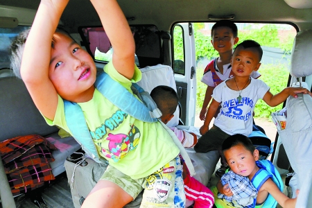 鄭州智慧樹幼兒園校車超載 荷載8人拉了16個孩子 鄭州智慧樹幼兒園校車超載 荷載8人拉了16個孩子