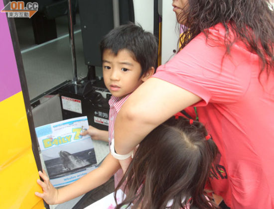 5歲Lucas坐校車返校不避鏡頭(圖) 5歲Lucas坐校車返校不避鏡頭(圖)