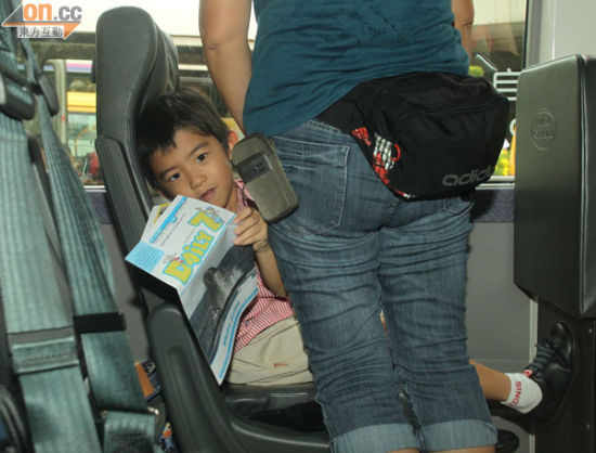 5歲Lucas坐校車返校不避鏡頭(圖) 5歲Lucas坐校車返校不避鏡頭(圖)