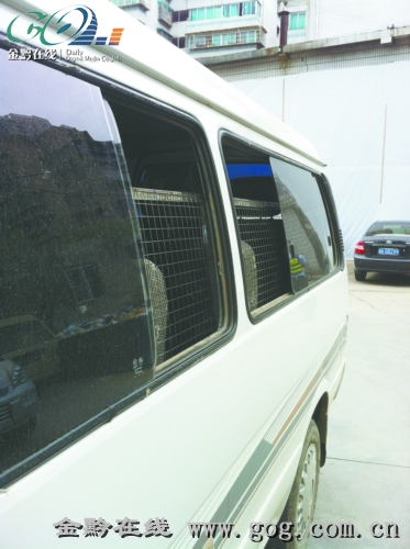 別把校車當“囚車”交警:加裝鐵絲網威脅幼兒安全 別把校車當“囚車”交警:加裝鐵絲網威脅幼兒安全