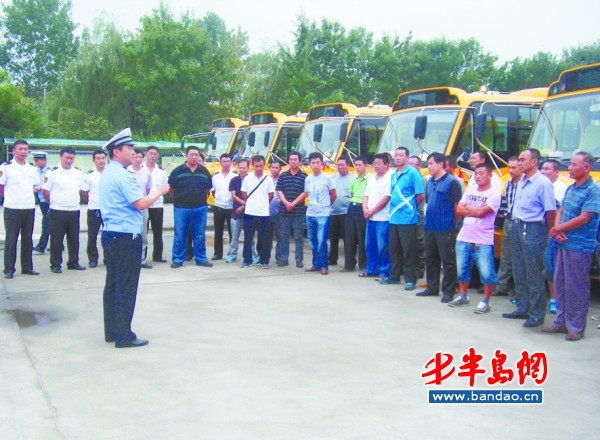 民警向校車司機(jī)強(qiáng)調(diào)校車安全。