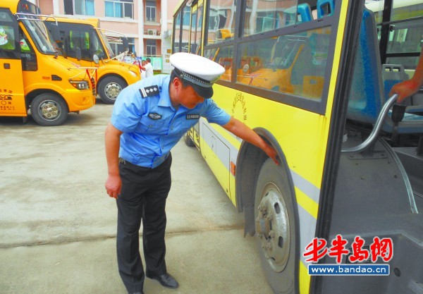 民警向校車司機(jī)強(qiáng)調(diào)校車安全。