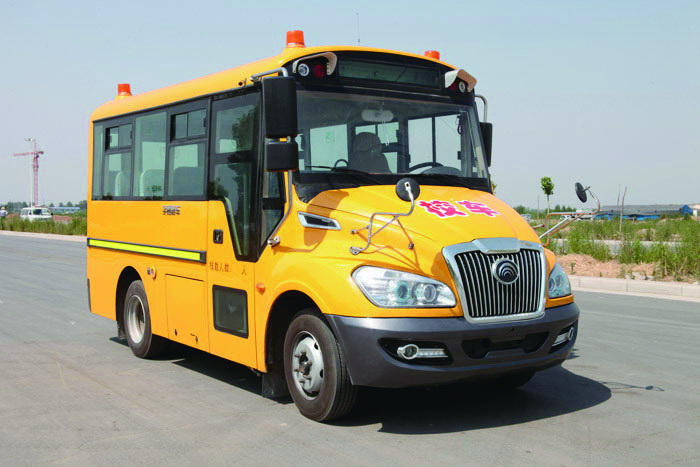 小校車破解大難題 宇通B照小校車問世 校車司機(A照司機)招聘難成為了許多學校頭疼的問題,他們只能眼看著購買的新校車停在停車場上漸漸蒙上灰塵。然而,B照小校車的問世,幫他們解決了這一難題。